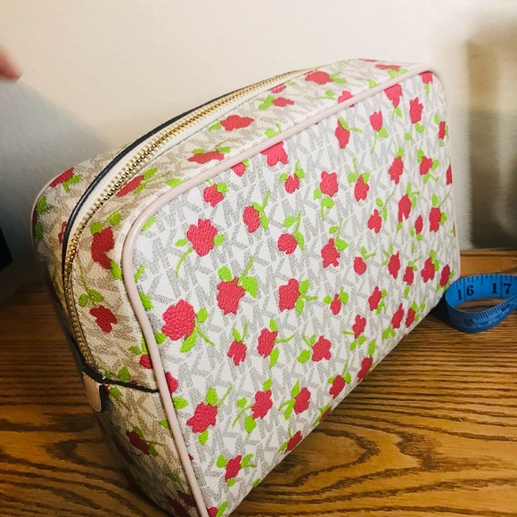 Michael kors toiletry bag. - Picture 7 of 12